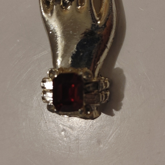 Hand with ring and polished nails brooch - Picture 5 of 5